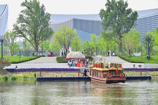 2：三大+书市+特色小镇打卡文旅新地标九